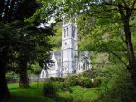 Pohled na kostel v Kylemore Abbey