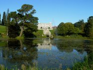 Pohled na sídlo Powerscourt přes zahradní jezírko